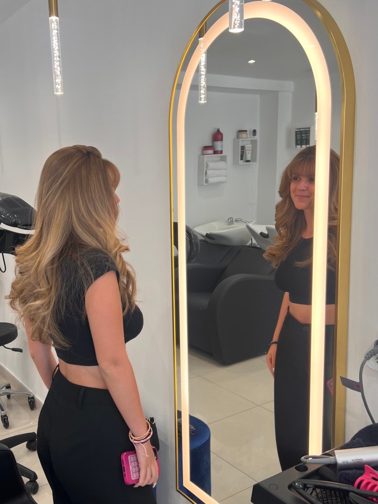 Cliente heureuse de son brushing chez A More Beauty Salon à Cannes