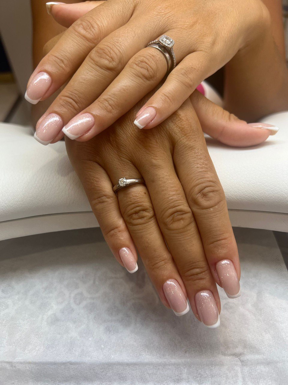 French manucure et pédicure à Cannes centre, gel, semi-permanent. Ongles parfaits toute l’année, même l’hiver. Soins haut de gamme chez A More Beauty Salon.