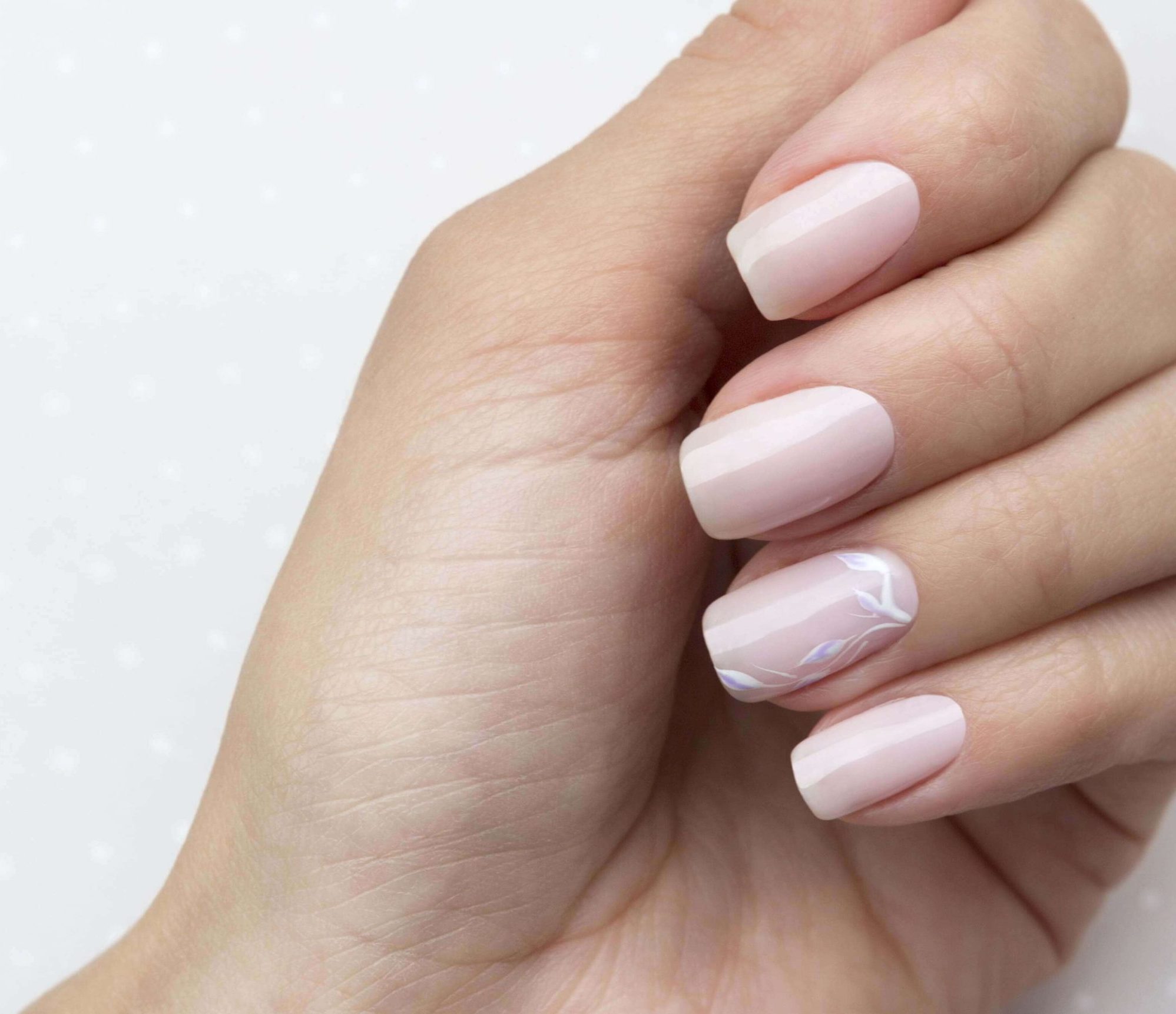 Gel vs Semi-Permanent vs Vernis Classique : Que Choisir à Cannes ? - A More Beauty Salon Gel, semi-permanent ou vernis classique ? Guide pour choisir la meilleure manucure à Cannes selon vos ongles, votre rythme de vie et votre budget.