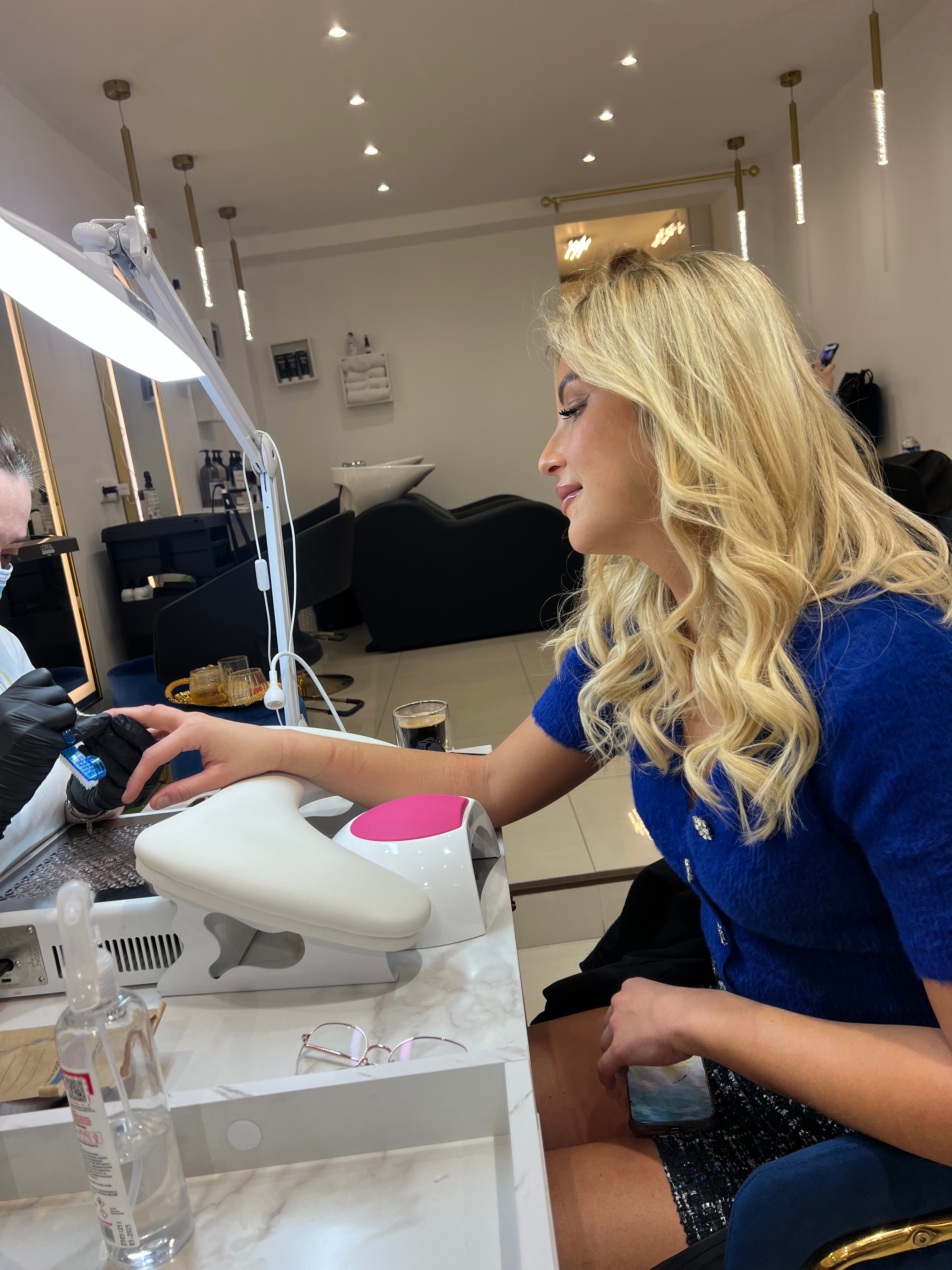 Prothésiste ongulaire à Cannes réalisant une manucure professionnelle en gel dans un salon haut de gamme